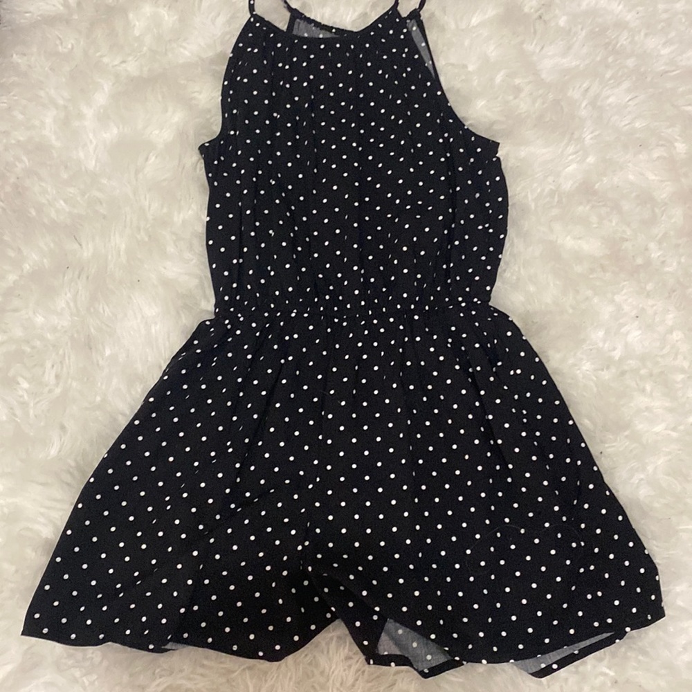 NWT Comfy Romper!!Black and White Polka Dot Romper 🖤
